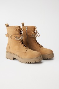 BOTAS CHUNKY EM PELE COM CORDES