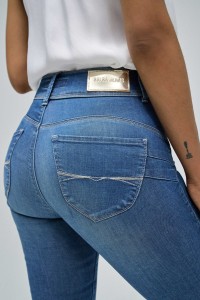 JEANS SECRET PUSH IN CROPPED MIT DETAIL IN DER TASCHE