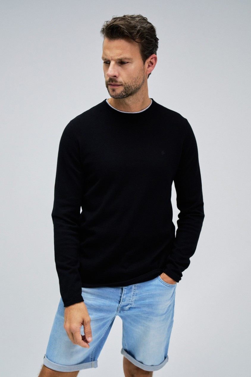 PULL EN MAILLE NOIRE AVEC COL DE T-SHIRT