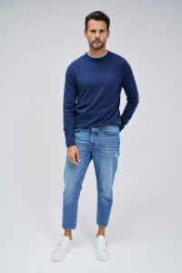 PULLOVER AUS BLAUER STRICKWARE MIT T-SHIRT-KRAGEN