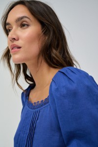 BLUSA DE LINHO COM DETALHES DE RENDA