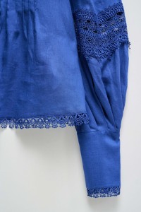 BLOUSE EN LIN ET DTAILS EN DENTELLE