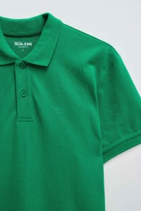 POLO COM DETALHE DE BRANDING