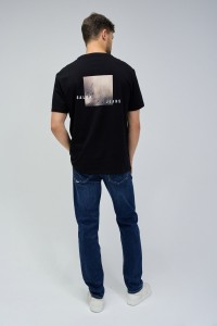 T-SHIRT WITH BRANDING AND GRAPHIC DETAILS