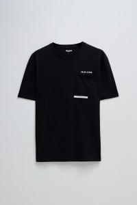 T-SHIRT WITH BRANDING AND GRAPHIC DETAILS