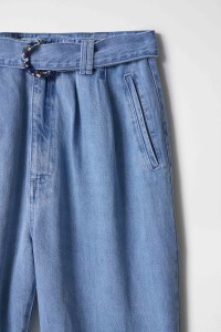 WEITE HOSEN AUS HELLEM DENIM