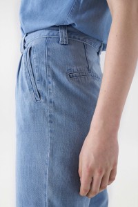 WEITE HOSEN AUS HELLEM DENIM