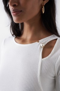 PULL EN MAILLE AVEC PENDELOQUE