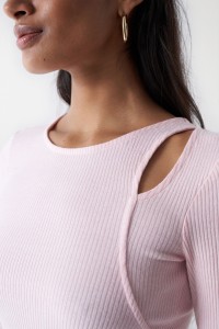 PULL EN MAILLE AVEC PENDELOQUE