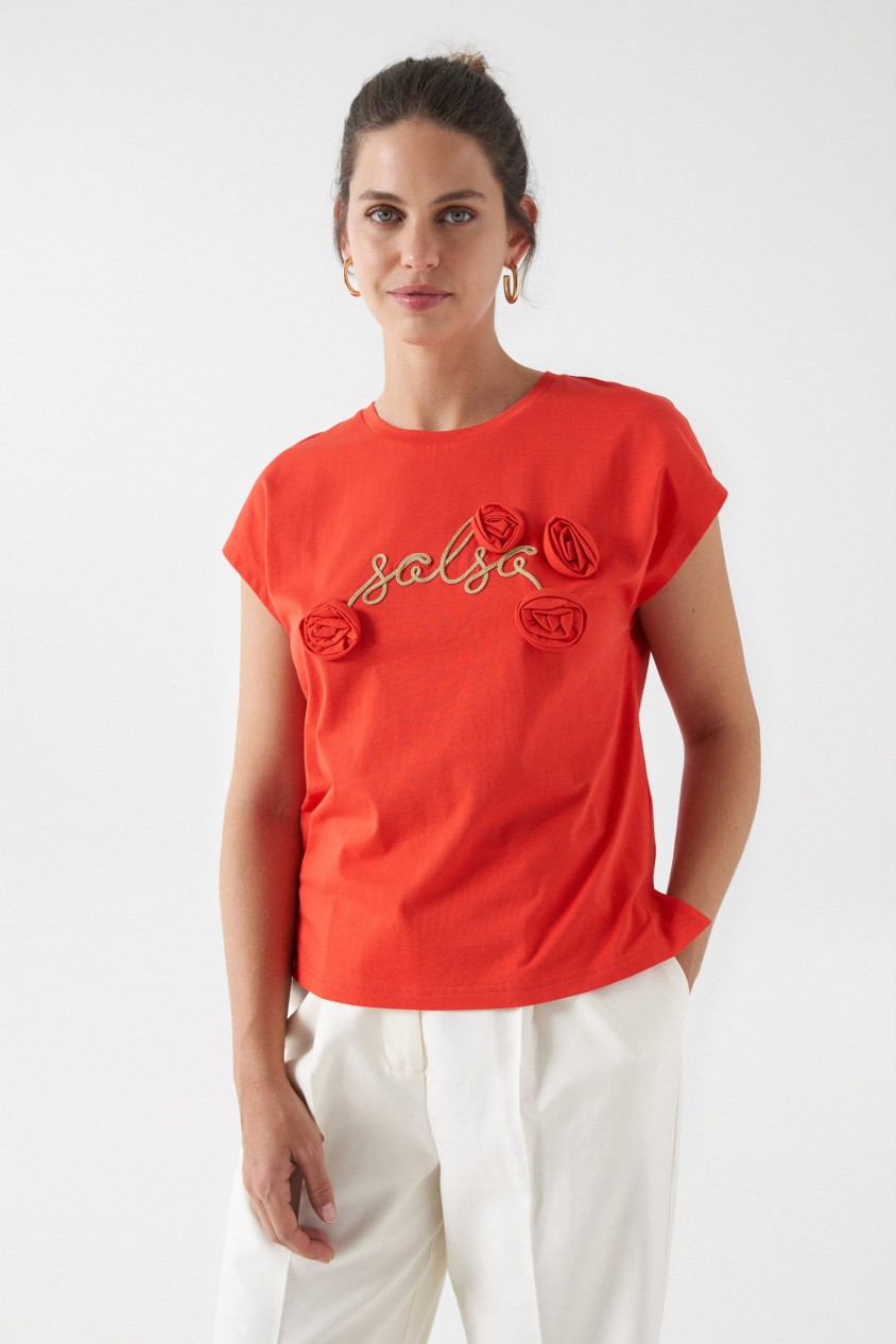 T-SHIRT COM BRANDING E DETALHE DE FLORES