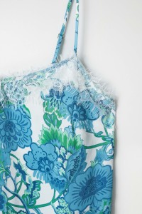 TOP COM ESTAMPADO FLORAL E DETALHE DE RENDA