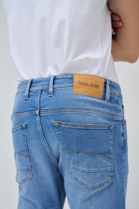 JEANS KONISCH GESCHNITTENE CROPPED