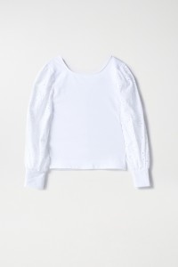 T-SHIRT AVEC BRODERIE ANGLAISE SUR LES MANCHES