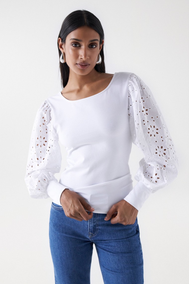 T-SHIRT AVEC BRODERIE ANGLAISE SUR LES MANCHES