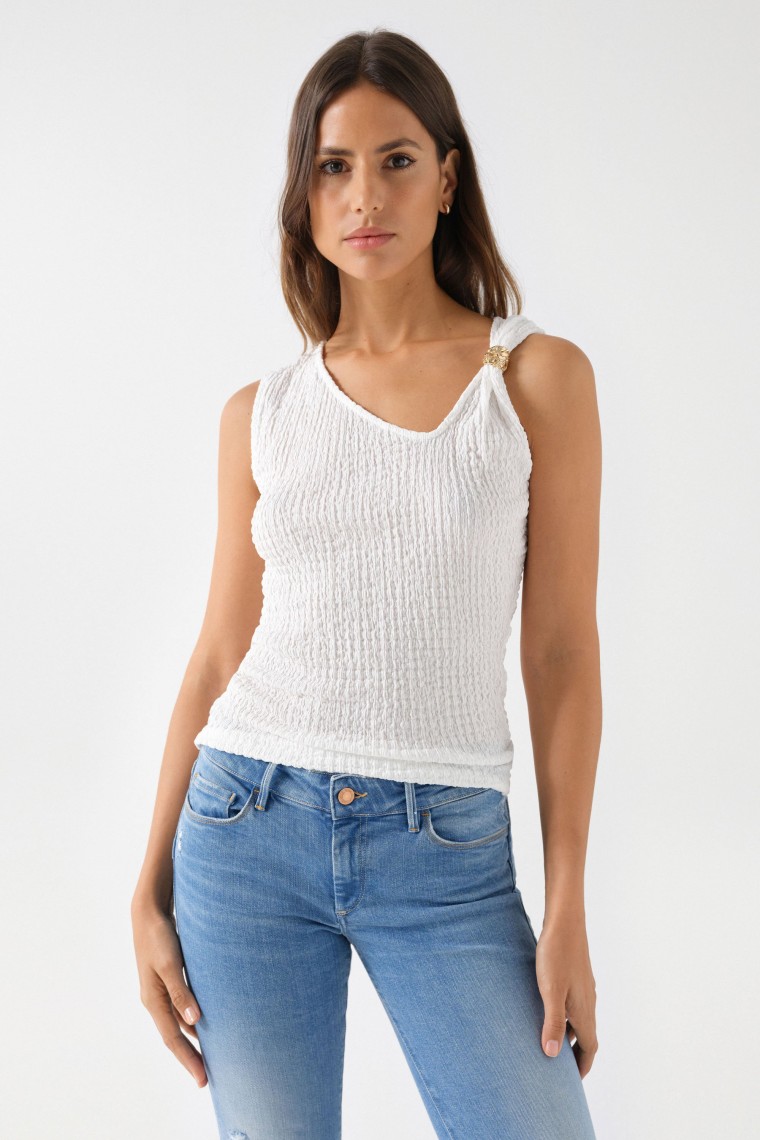 TOP CON ESCOTE ASIMTRICO Y DETALLE METLICO