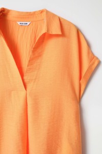 BLOUSE WITH PLEAT AT THE NECKLINE