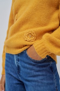 KNIT SWEATER WITH FLOWERS