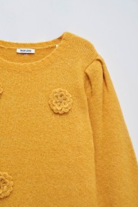 KNIT SWEATER WITH FLOWERS