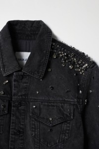 VESTE EN JEAN AVEC DES APPLIQUS BRILLANTS